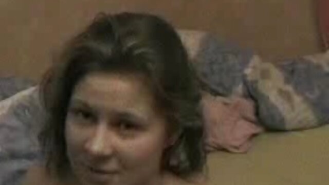 Madu Goldenshower mempermainkan bokep tube terbaru vaginanya.