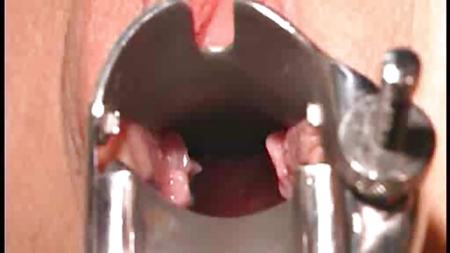 gadis hanya ingin video bokep brazzer terbaru mengisap cerutu merah muda di gloryhole.