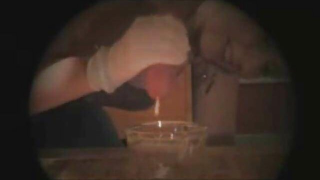 Seorang gadis dengan mata besar Mengisap di pornstar terbaru jalan di salju di musim dingin